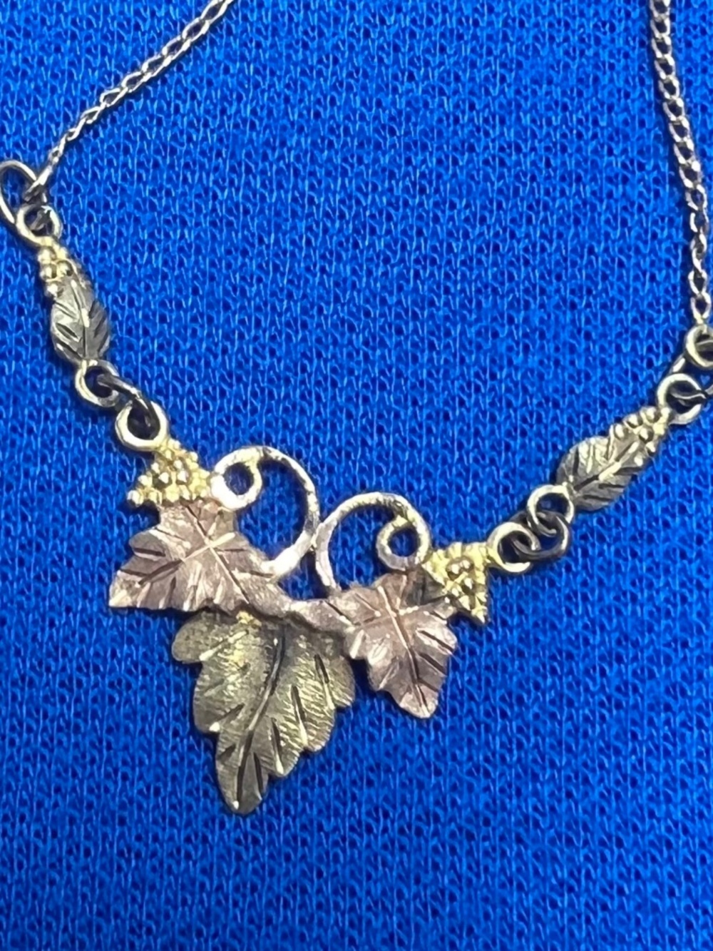 BLACK HILLS GOLD • Vintage 10K Pendant & 14K GF 21.5” Chain Necklace